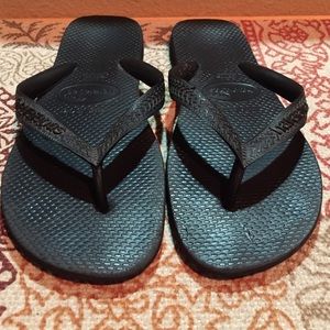 2 pairs of havaianas size 7/8
