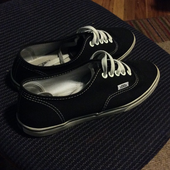 black lo pro vans