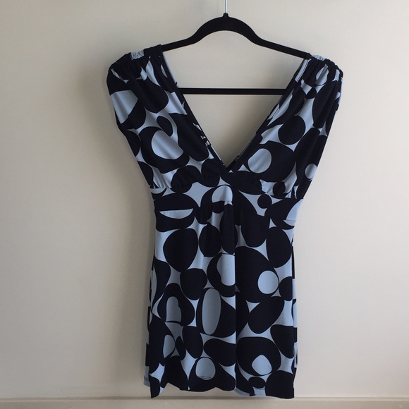 🚫sold🚫 v neck and back blue patterned top