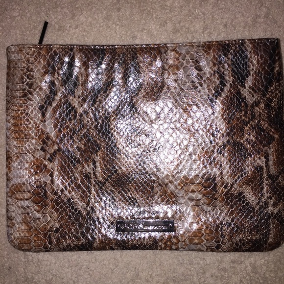 BCBGeneration zip clutch