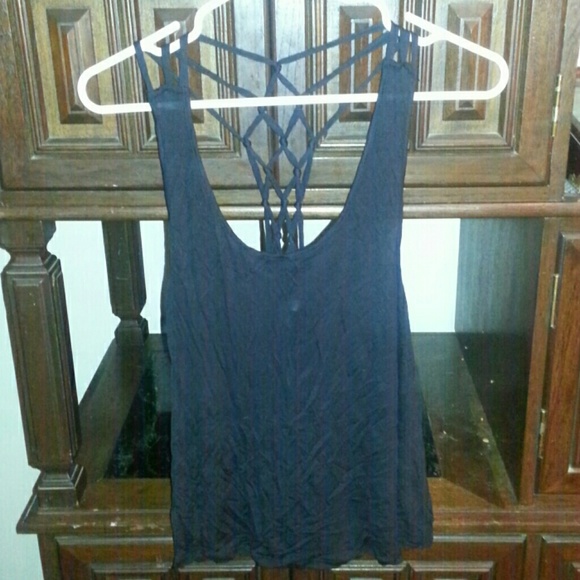 Forever 21 Tops - ❌sold in bundle❌Cropped black tank cute back!