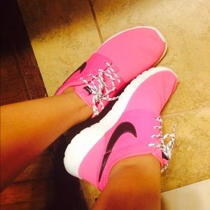 HOT PINK ROSHE RUNS 💖