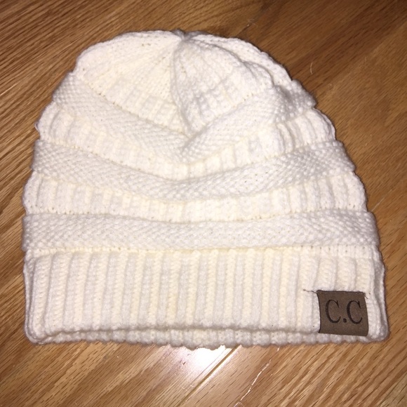 Acrylic beanie hat• IVROY COLOR