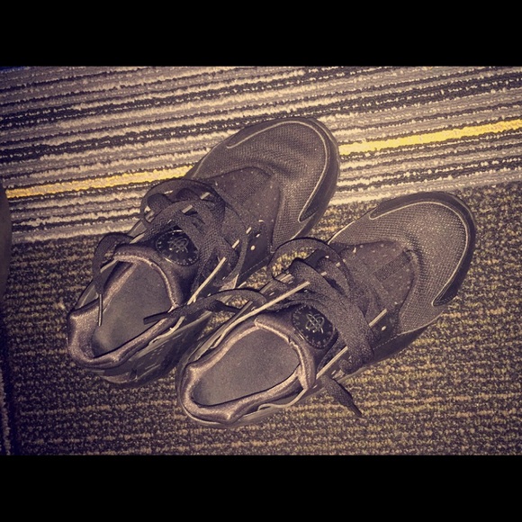 All black nike hurrauches