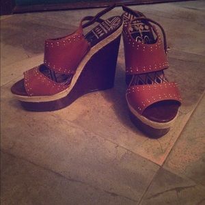 unworn Jessica Simpson brown w. gold detail wedges