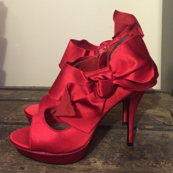 Red satin platform peep toes. Steve Madden Luxe