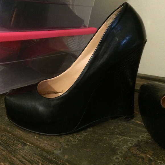 Black platform pumps w/snake skin pattern on heel