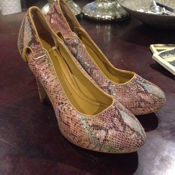 BCBG pumps