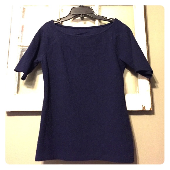 Textured navy blue top!