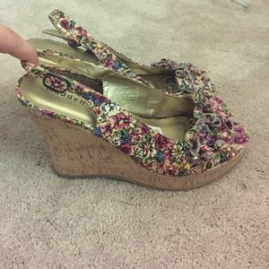 Never worn cute madden girl wedges!