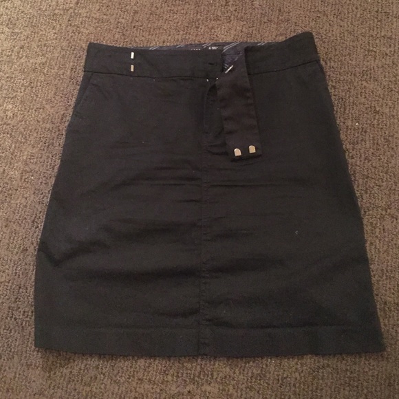 Classy black pencil skirt!