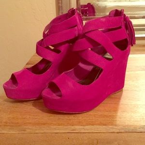 Dolce Vita fuchsia suede wedges