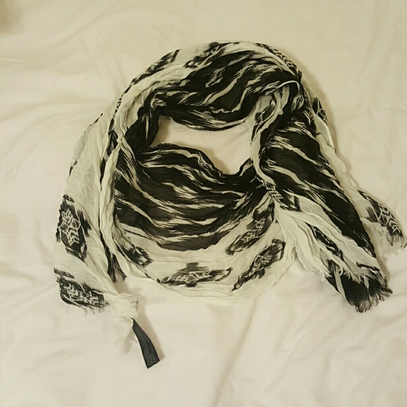 🚫SOLD🚫Black and white scarf