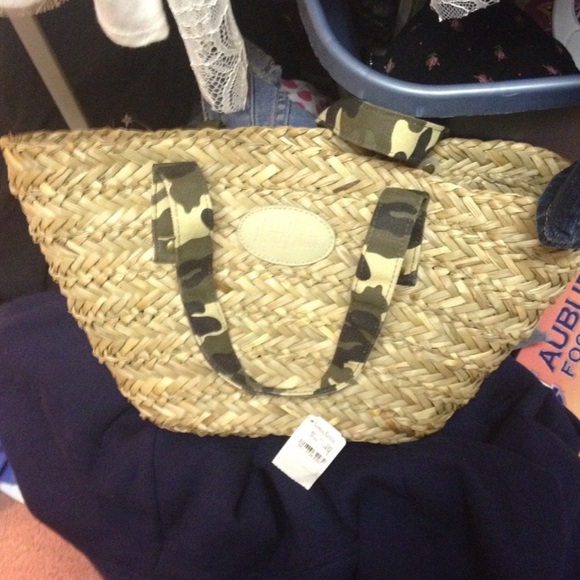 Neumann Marcus Nwt straw bag camouflage handles