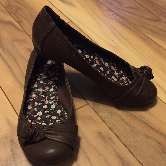 💥Reposhing brown flats💥