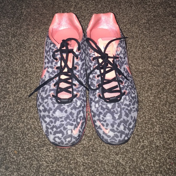 Woman's Nike free run shoes w/ MATCHING SHIRT!