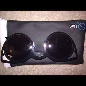 Quay invader Sunnies in black