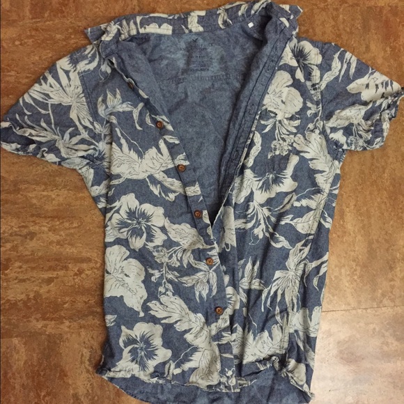 American Eagle Button down short sleeves