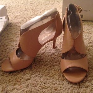 Nine West Galavan Peep Toe Pumps (natural) - NEW!