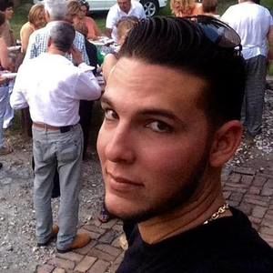 Meet your Posher, Cesar e.