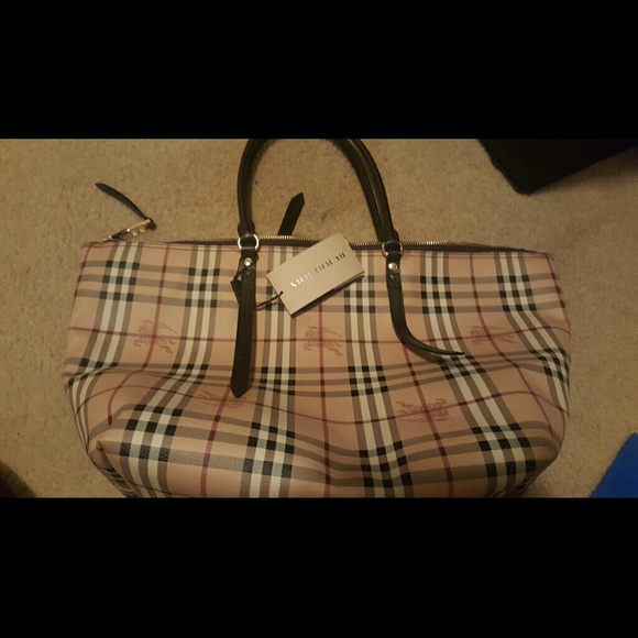 Burberry Purse - Picture 4 of 4