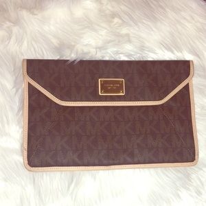 Micheal Kors clutch/case