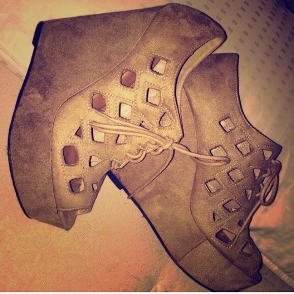 Tan cut out wedges