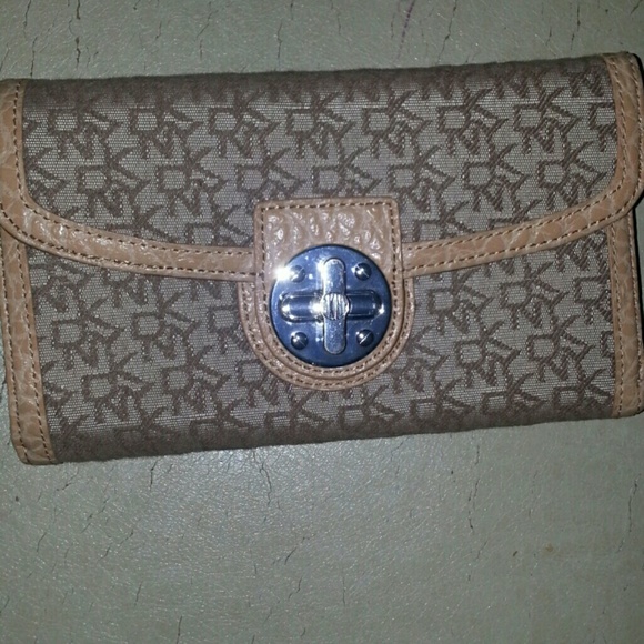 Brand new wallet. Never used.