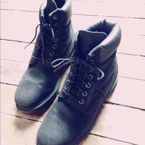 Beautiful Black Timberlands in size 7M