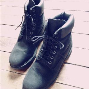 Beautiful Black Timberlands in size 7M