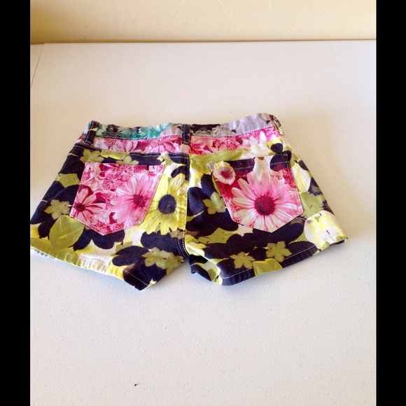 Chelsea and Violet Shorts - Picture 2 of 2
