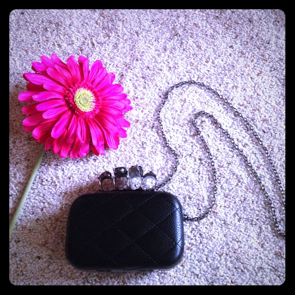 Chic black skull knuckle duster clutch👛
