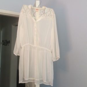 Beautiful sheer top. With slight lace shoulder