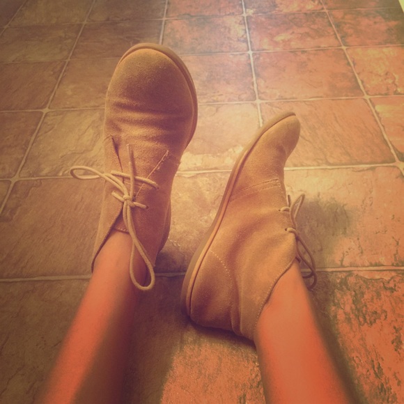 Size 7 lucky brand shoes. Tan color