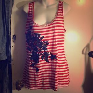 Red and white strip : black flower detail