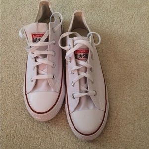 WHITE CONVERSE ALL STAR LOW TOPS. SIZE 8.5 WOMENS