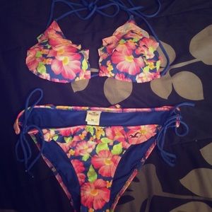 Hollister swimsuit bottoms are size M and top is L