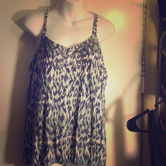 Great tank top / with a nice detail in front