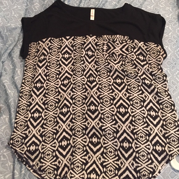 Black and white tribal print short sleeve
