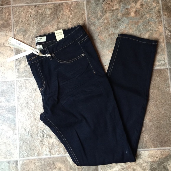d. Jeans skinny. Super dark wash. NWT
