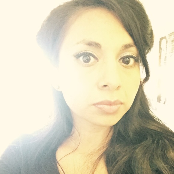 Meet your Posher, Gloria - Picture 2 of 2