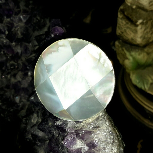 Mother of pearl stamped Victoria Hayman 925 ring - Picture 1 of 3