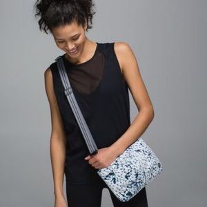 Lululemon Hip to Be Free bag