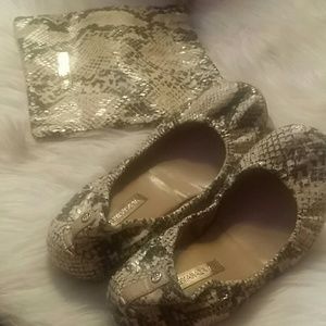 BCBG maxazria travel folding flats matching bag