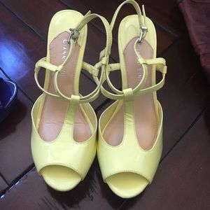 Gianni Bini yellow and white platform sandals