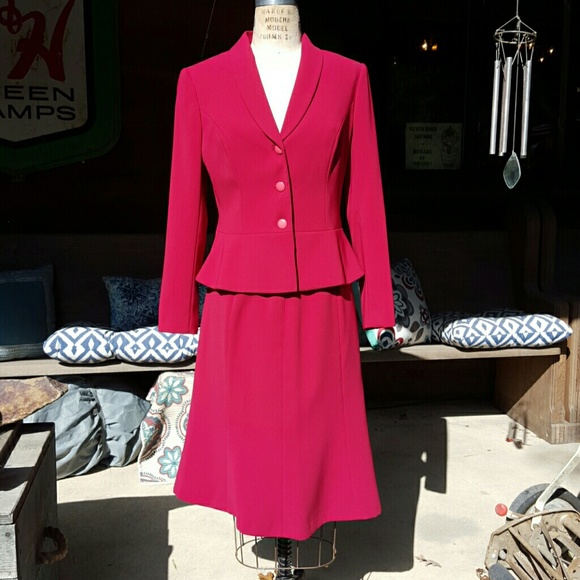 Lady in red! 2 piece designer vintage skirt suit - Picture 2 of 4