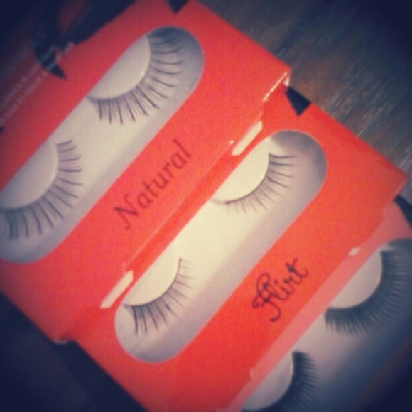 ๐HP๐Eye Catching Eyelashes - Picture 2 of 3