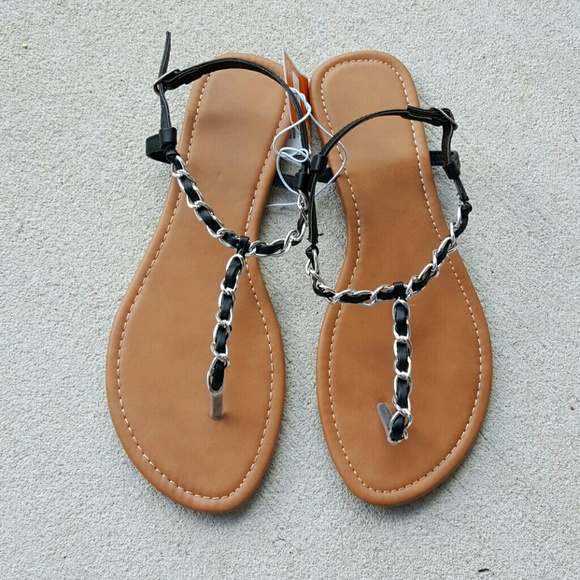 Shoes - NWT thong chain sandals
