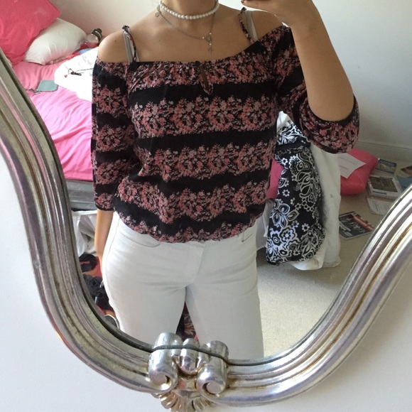 Cute off the shoulder top! Only worn once! - Picture 2 of 4