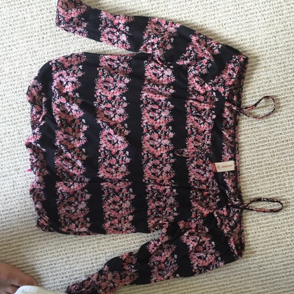 Cute off the shoulder top! Only worn once! - Picture 4 of 4